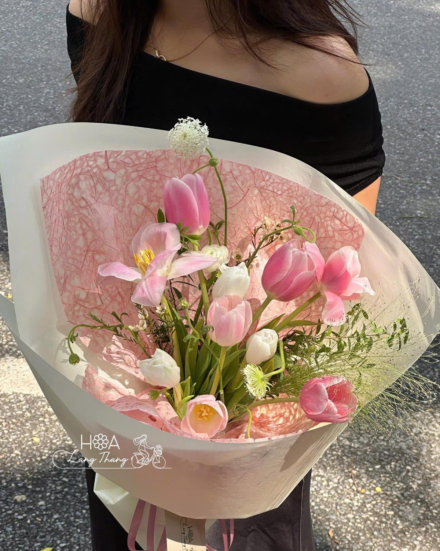 Aura Tulip - Hoa Mao Lương Tặng Bạn Gái Sang Trọng — Nét Duyên Dáng Giữa Lòng Hà Nội | Hoa Lang Thang