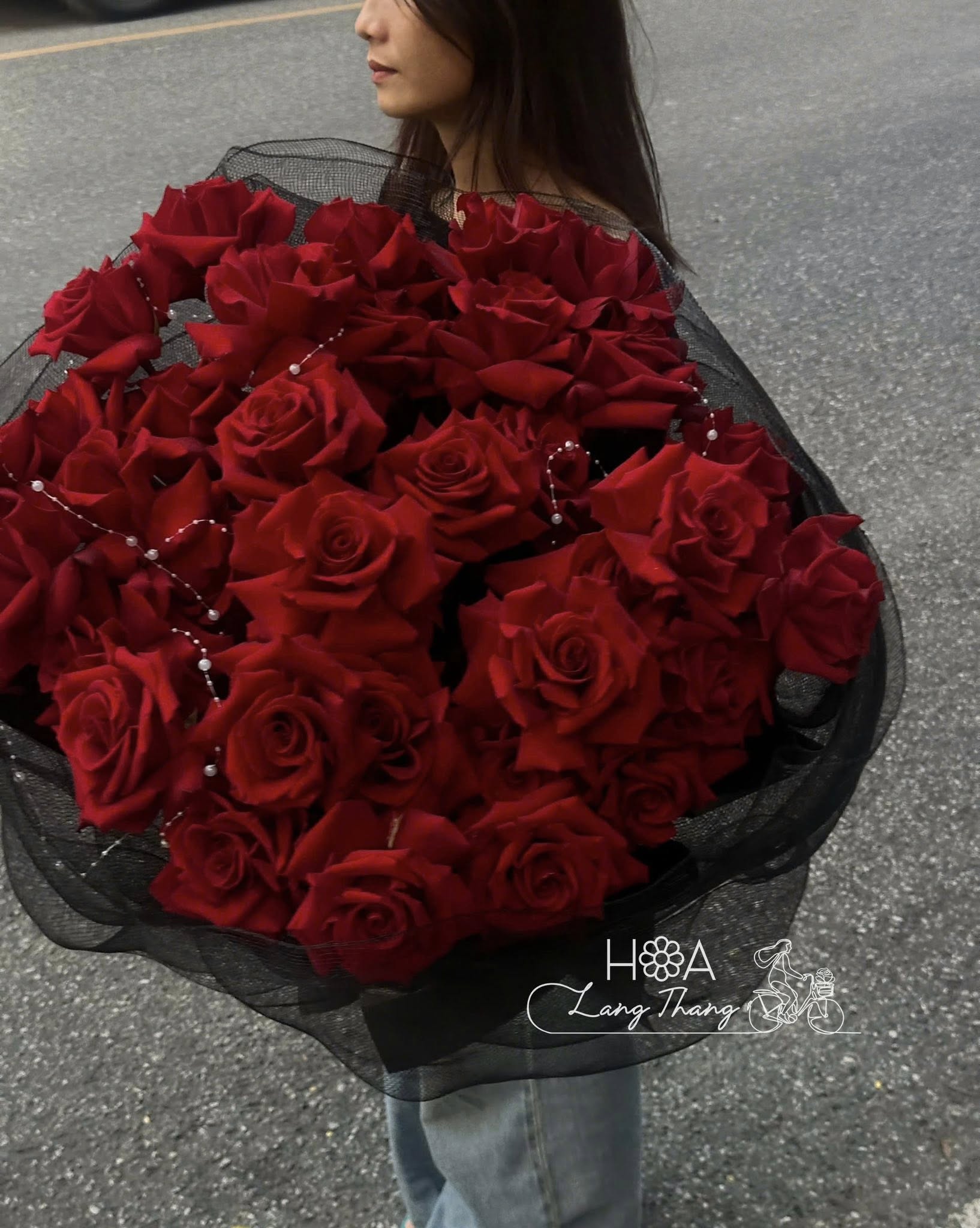 Velvet Noir Rose - Bó Hoa Mao Lương Nhập Khẩu Cao Cấp — Vẻ Đẹp Nhiều Tầng Lớp Giữa Lòng Hà Nội | Hoa Lang Thang